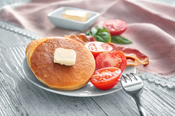 Pancakes, tomatoes and fried bacon — Stock Photo, Image