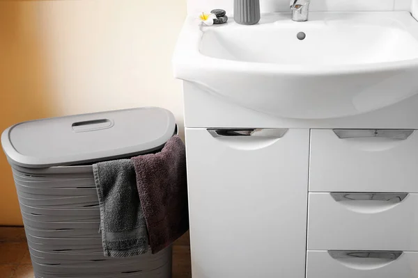 Wasmand in de buurt van wastafel in badkamer — Stockfoto