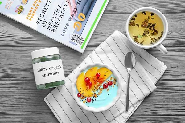 Kom met blauwe spirulina smoothie op tafel. Gezond vegan food concept — Stockfoto