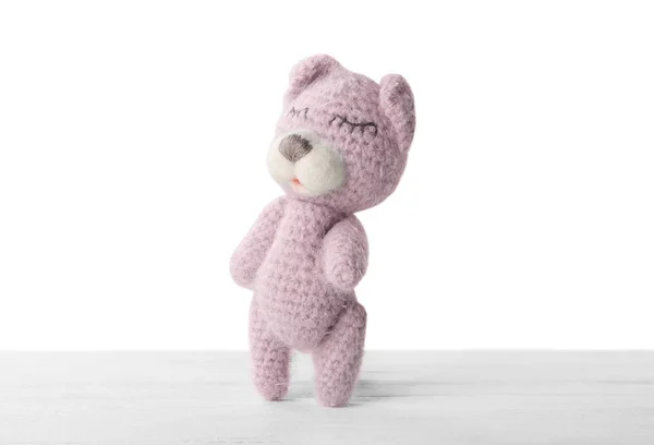 Roztomilá pletená hračka medvěd na stole před bílým pozadím — Stock fotografie