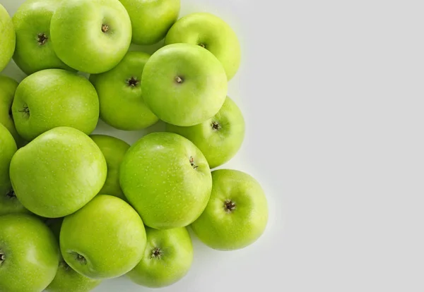 Manzanas verdes frescas sobre fondo blanco —  Fotos de Stock