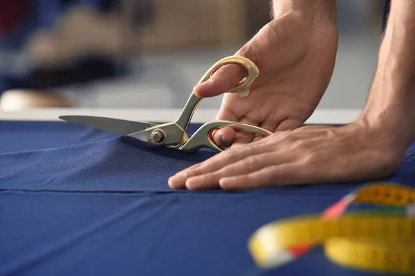 Joven Sastre Trabajando Con Textiles Primer Plano — Foto de Stock