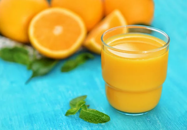 Vidro de suco de laranja fresco na mesa — Fotografia de Stock