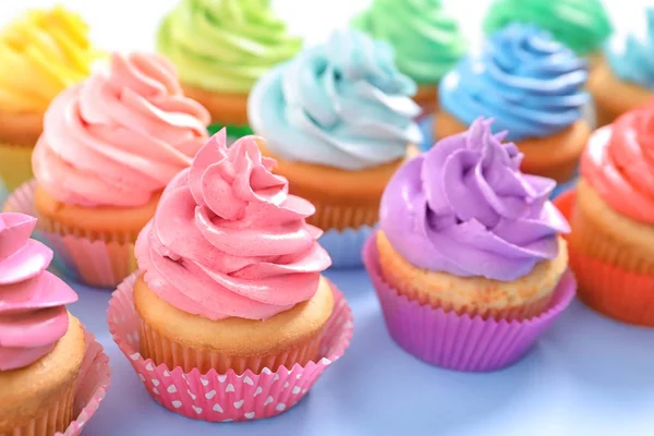 色の背景上のおいしいカップケーキ — ストック写真