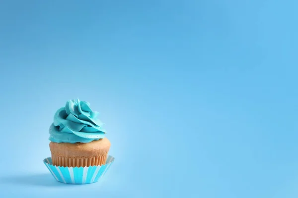 Delicioso Cupcake Sobre Fondo Color —  Fotos de Stock