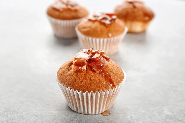 Leckerer Speckmuffin auf dem Tisch — Stockfoto