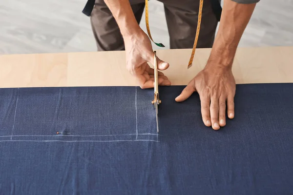 Joven Sastre Trabajando Con Textiles Primer Plano —  Fotos de Stock