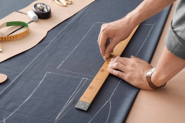 Giovane Sarto Che Lavora Con Tessile Primo Piano — Foto Stock