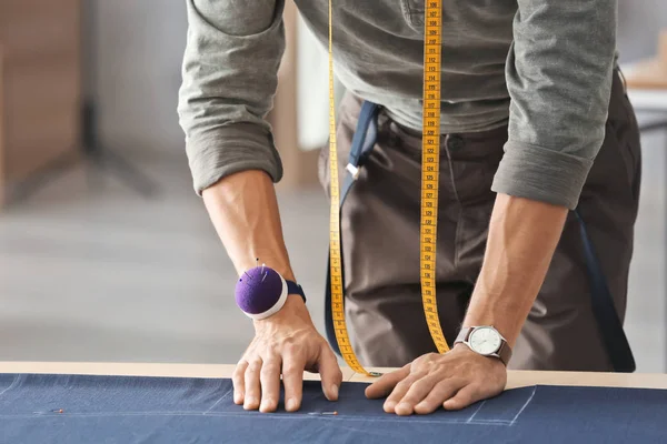 Joven Sastre Trabajando Con Textil Atelier —  Fotos de Stock