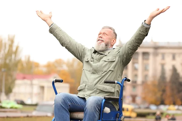 Senior man in rolstoel buitenshuis op herfstdag — Stockfoto
