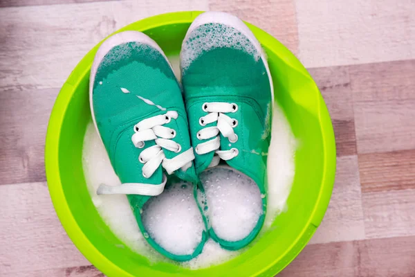 Paar turquoise sneakers in kunststof bekken — Stockfoto