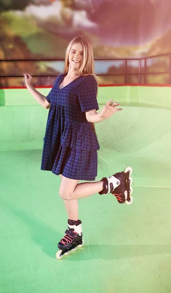 Encantadora adolescente en pista de patinaje — Foto de Stock