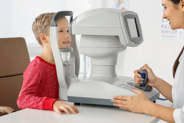 Ophtalmologiste mesurant la pression intraoculaire du petit enfant en clinique — Photo