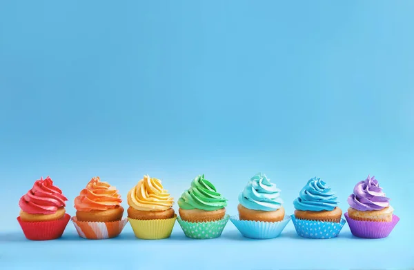 Deliciosos Cupcakes Sobre Fondo Color — Foto de Stock