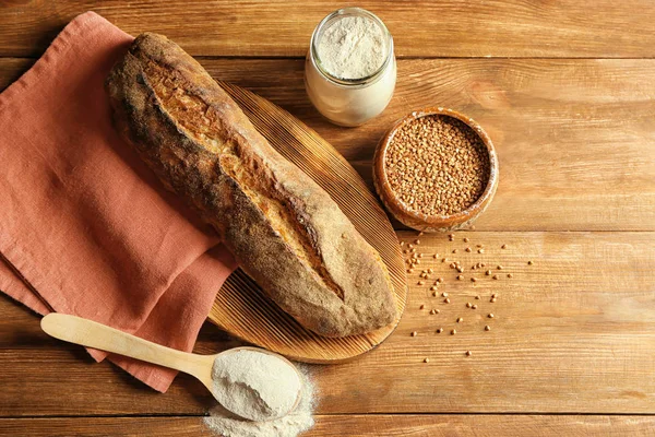 Pan de trigo sarraceno, harina y granos —  Fotos de Stock