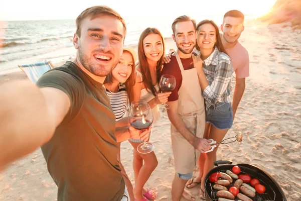 Giovani che scattano selfie sulla spiaggia — Foto Stock
