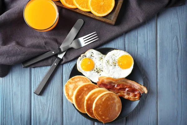Pancakes, fried bacon and eggs — Stock Photo, Image
