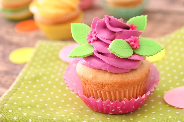 Cupcake Bellamente Decorado Mesa Primer Plano — Foto de Stock