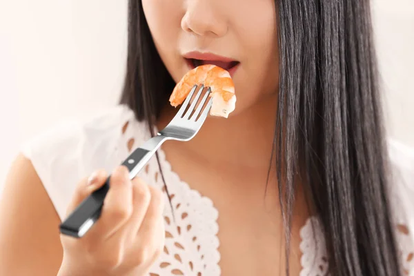 Schöne junge Frau, die Garnelen isst, Nahaufnahme — Stockfoto