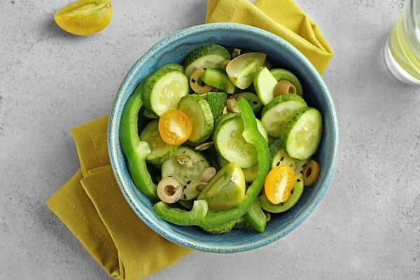 Чаша с вкусным овощным салатом на столе — стоковое фото