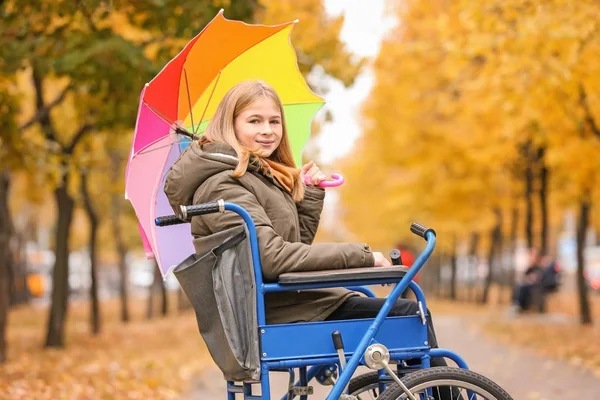 Adolescente en silla de ruedas al aire libre en el día de otoño —  Fotos de Stock