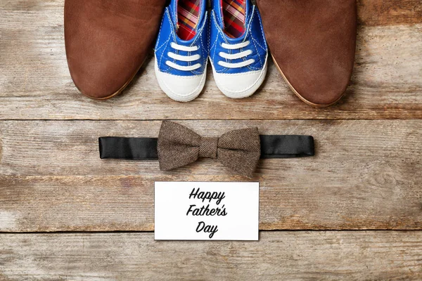 弓领带, 大和小鞋子在木背景。父亲节作文 — 图库照片