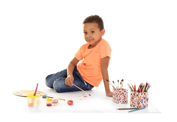 Kleine Afro-Amerikaanse jongen schilderij tegen witte achtergrond — Stockfoto