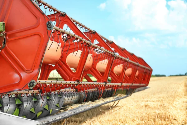 Combine harvester in field — Stock Photo, Image