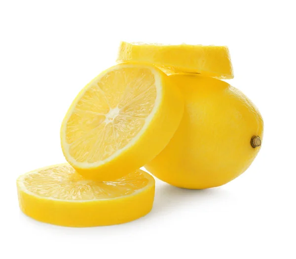 Limón fresco maduro y rodajas sobre fondo blanco — Foto de Stock