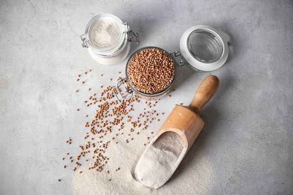 Tepung buckwheat dan biji-bijian mentah — Stok Foto