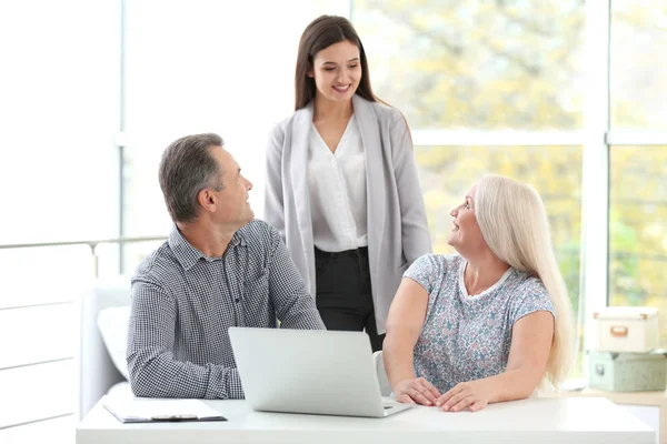 Vrouwelijke verzekeringsagent consulting senior paar in kantoor — Stockfoto