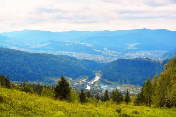 Güzel manzara ile orman ve dağ köyü — Stok fotoğraf