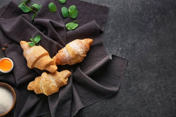 Samenstelling met lekkere croissants op donkere achtergrond — Stockfoto