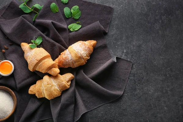 Composition avec des croissants savoureux sur fond sombre — Photo