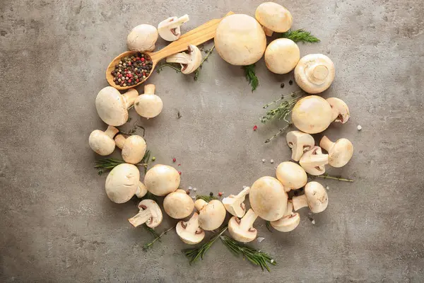 Funghi Champignon Freschi Fondo Grigio — Foto Stock