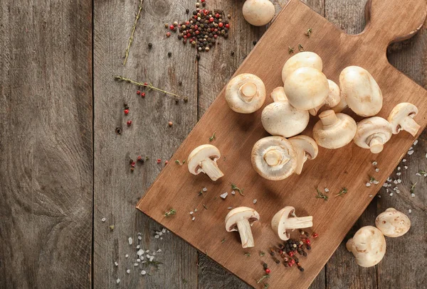 木板上的新鲜香菇蘑菇 — 图库照片