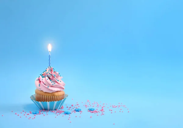 Delicioso Cupcake Com Vela Fundo Cor — Fotografia de Stock