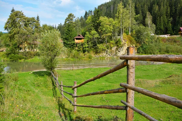 Schöne Landschaft mit Häusern an sonnigen Tagen — Stockfoto