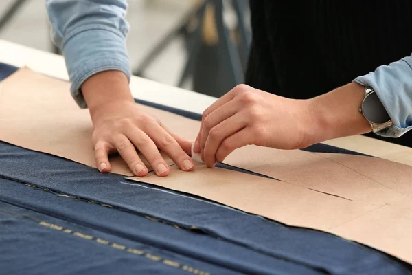 Ung Skräddare Arbetar Med Sömnad Mönster Närbild — Stockfoto