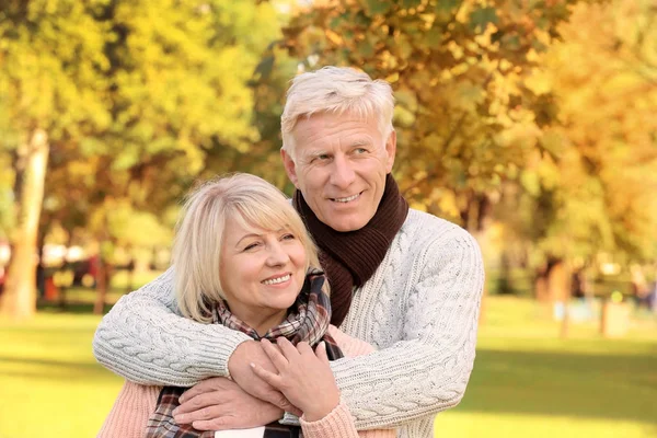 Söt äldre par i höst park — Stockfoto