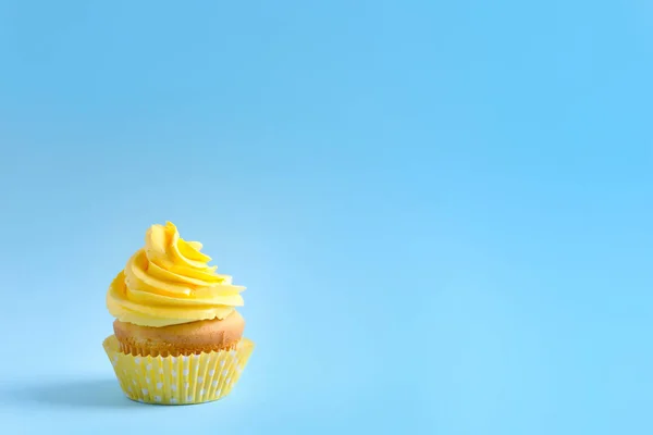 Delicioso Cupcake Sobre Fondo Color — Foto de Stock