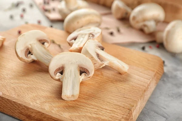 木板香菇蘑菇片 — 图库照片