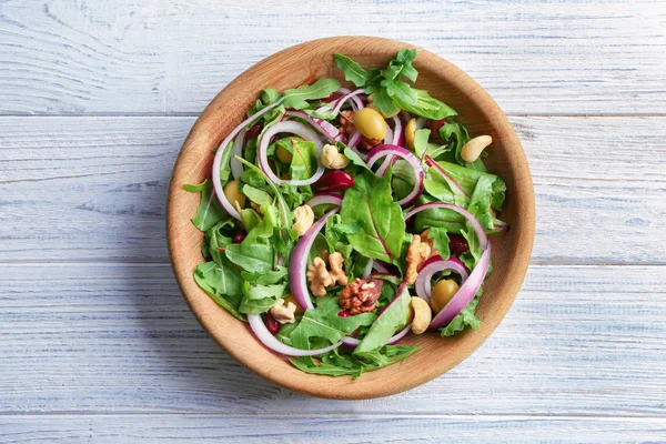Чаша с вкусным овощным салатом на светлом деревянном фоне — стоковое фото