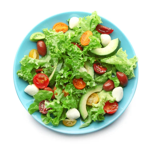 Piatto con deliziosa insalata di verdure su sfondo bianco, vista dall'alto — Foto Stock