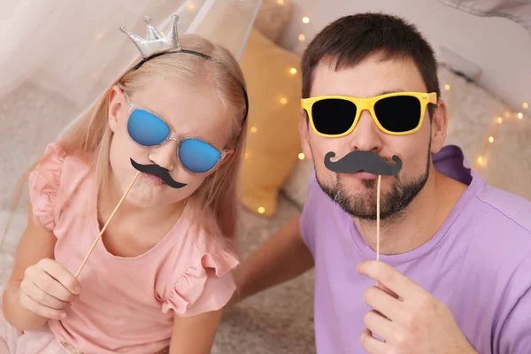 Söt liten flicka och hennes far har roligt hemma — Stockfoto
