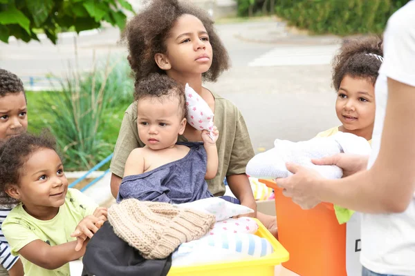 Fotos de Niños compartiendo juguetes de stock, imágenes de Niños