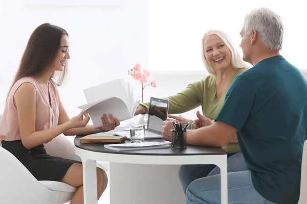 Reunión de pareja mayor con consultor en oficina — Foto de Stock