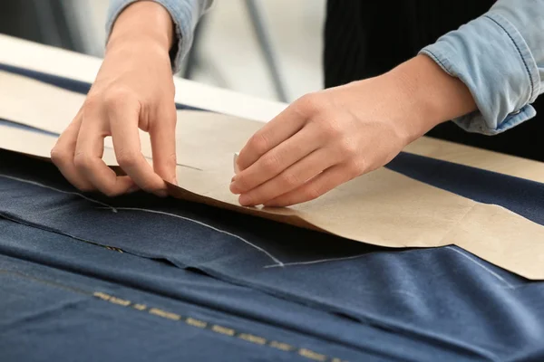 Giovane Sarto Che Lavora Con Modello Cucito Primo Piano — Foto Stock