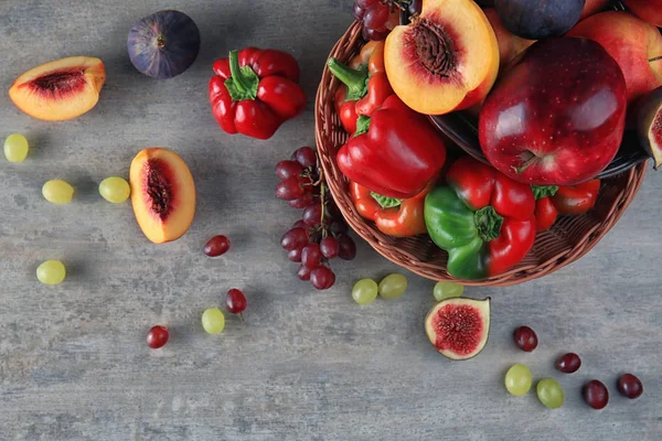 Muchas frutas y verduras diferentes en la mesa — Foto de Stock