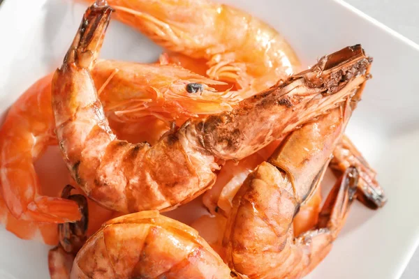 Delicious shrimps on plate, closeup — Stock Photo, Image